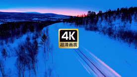 短视频素材夜晚汽车行驶在雪原上