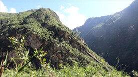 虎跳峡旁边的山