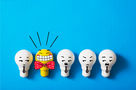 白色灯泡幽默可爱表情套图矢量