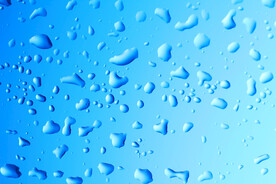 落在窗户玻璃上的雨点水珠