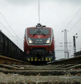 高清的底部拍摄火车快速通过