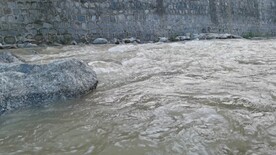 4K高清奔流不息的秦岭山间河水