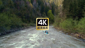 奔腾河流中划船的人