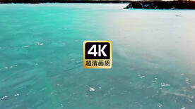 冬季湖面滑冰的人