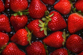 沾满水珠的草莓