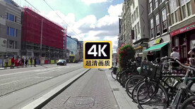 西欧城市街道上骑车的人