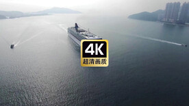 海湾行驶中的巨型邮轮