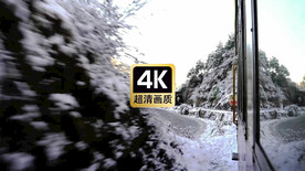 冬日山间行驶的列车