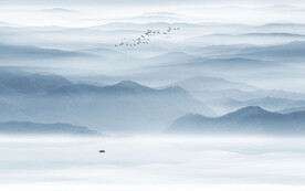 中式禅意水墨山水画