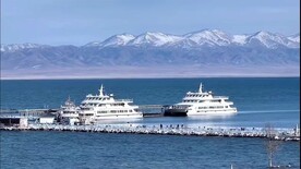 冬日青海湖湖面游船