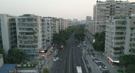 俯瞰城市马路居民区前进上升航拍