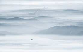 中式意境水墨山水画