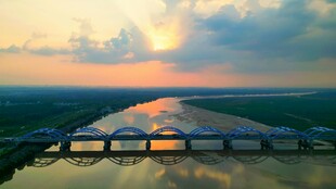 黄昏落日火烧云下的黄河大桥