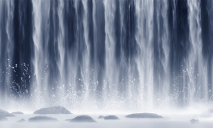 招财瀑布山水画