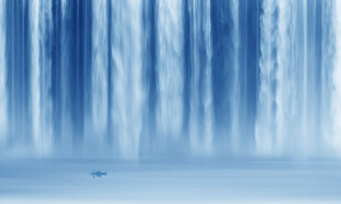 蓝色瀑布山水画