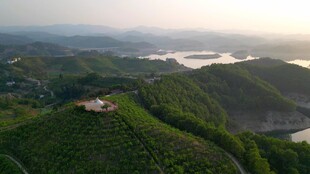 山巅美景俯瞰广阔天地丹江口千岛