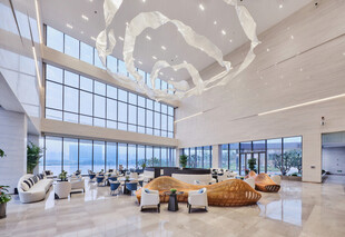 现代风格宽敞明亮的大厅