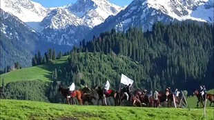 新疆伊犁草原上的骑马队伍