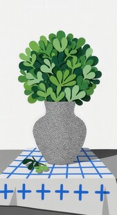 花瓶中绿植置于蓝白桌布上