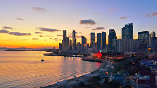 海滨城市黄昏壮丽天际线