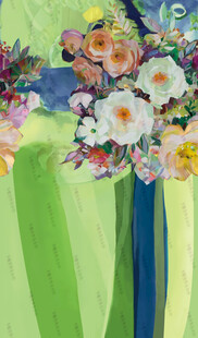 多彩花卉装饰的条纹花瓶