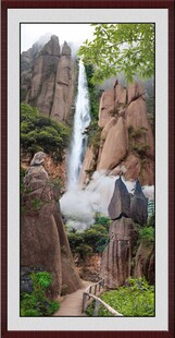 山间瀑布旁的自然美景