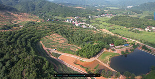 山林湖畔的美丽自然景观