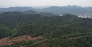 山峦叠翠的自然风光