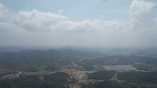 俯瞰山川湖泊美景