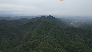 山峦叠翠间的壮丽风光