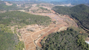 俯瞰山地间的施工建设场景