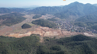 俯瞰山间开阔地域景观