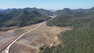 俯瞰山间开阔田野道路