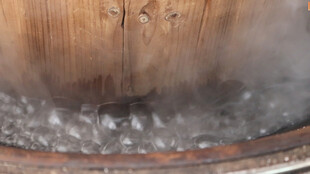 热气腾腾的木桶泡澡场景