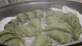 蒸制中的绿色饺子