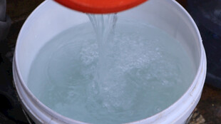 液体倒入白色桶中