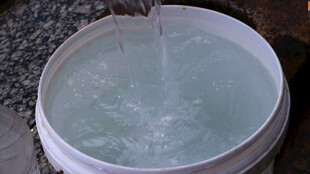 水注入白色桶中