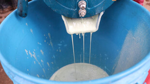 蓝色桶中液体正缓缓流出