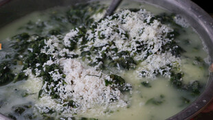 锅中搅拌的绿色食材与大米