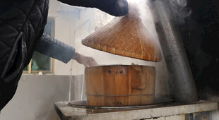 传统蒸笼烹饪场景