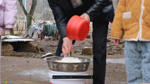 农村做米酒场景