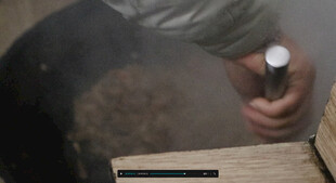 手工匠人专注凿木瞬间