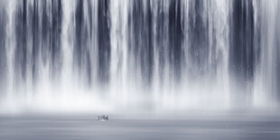 水墨瀑布山水画