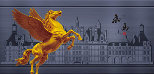 金色飞马展翅于城市上空