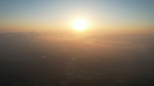 高空视角下的壮丽日出