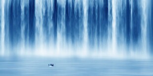 招财瀑布山水画