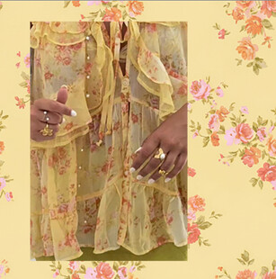 淡黄色底粉色花卉图案