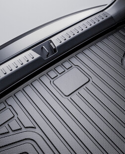 宽敞汽车后备垫子箱内部展示