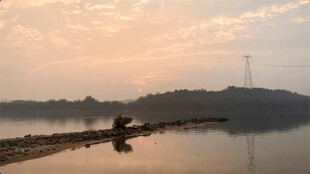 宁静北江河岸清晨日出景象