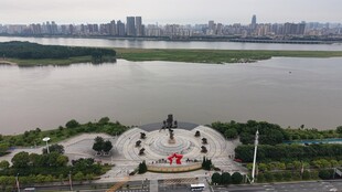 建军雕塑广场